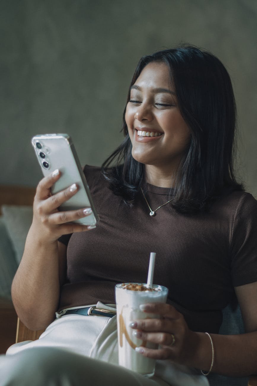 Macron souhaite interdire les smartphones au lycée dès l’année prochaine