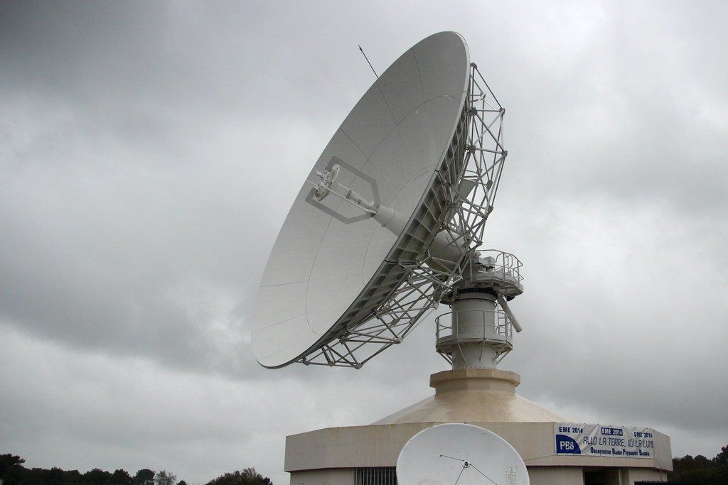 Antenne parabolique sous un ciel nuageux