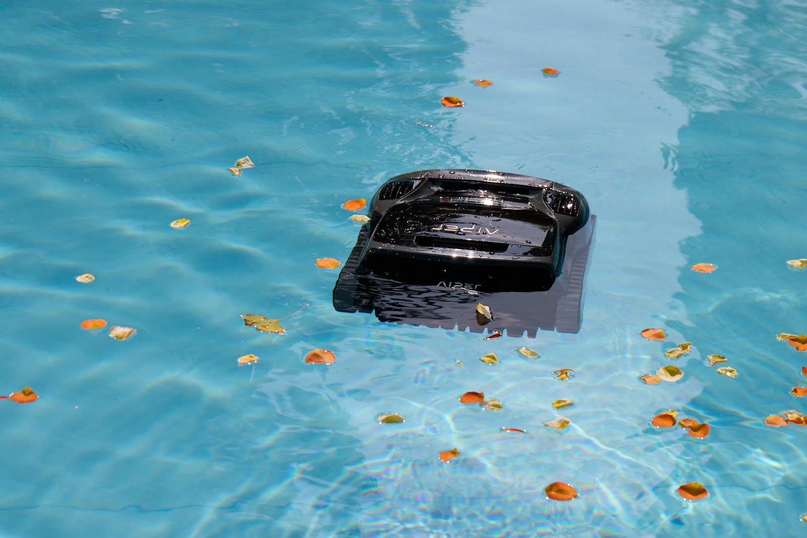 Mova Rover Master : j’ai vu le robot de piscine du futur qui a un bras articulé pour servir l’apéro