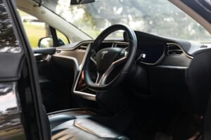 Tesla casse les prix, innovations solaires et bons plans vélos : l’actualité électrique de la semaine – Récap’ Survoltés