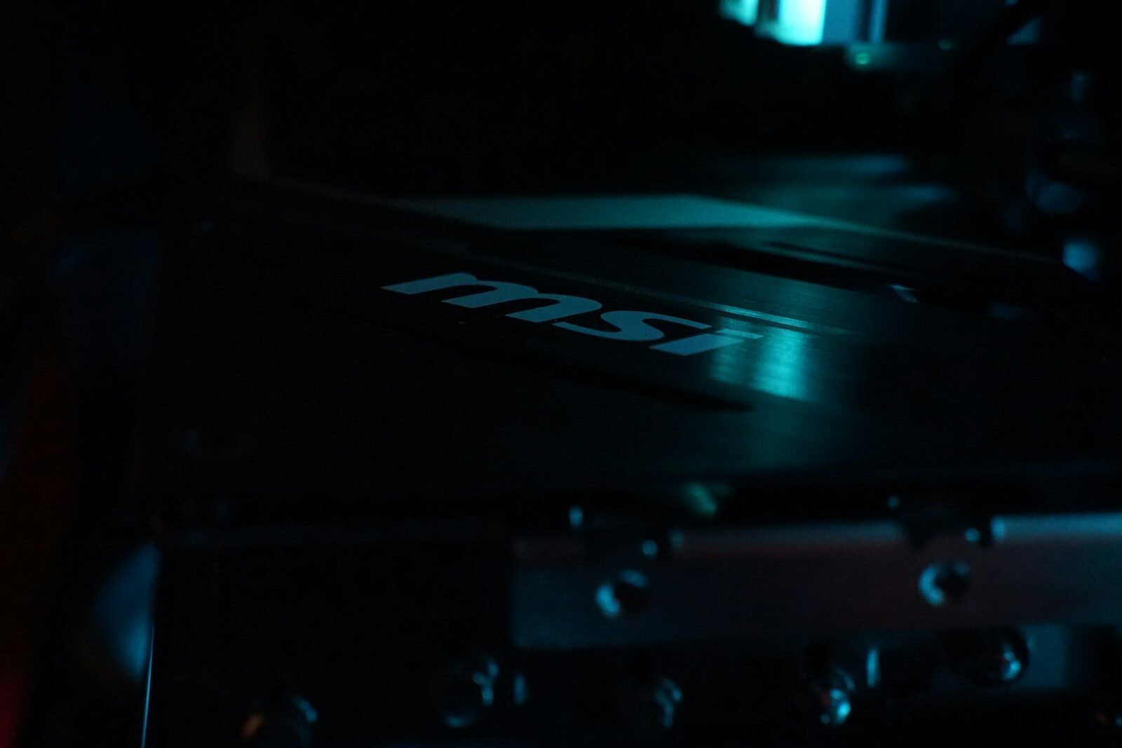 Prise en main de la MSI Claw 8 EX AI+ : une console portable performante, mais qui va vider votre porte-monnaie