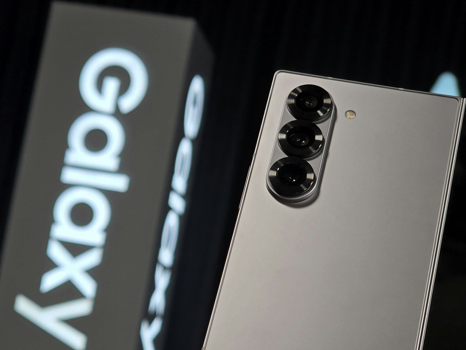 Le Galaxy Z Fold 8 de Samsung nous montre-t-il déjà l’écran de l’iPhone Ultra ?